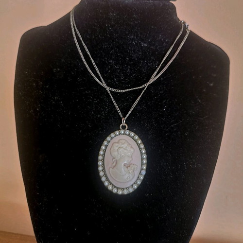 Cameo Vintage Faux Bijoux Pendant Necklace like new