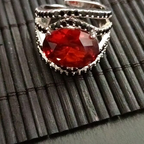 Vintage ring used Galerie Tsangarakis with red and black zircon