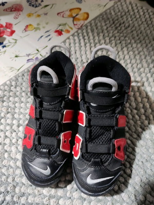 Nike kids basketball shoes new, size 30, missing insoles