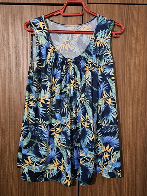Sleeveless women's blouse used with tropical print and gathers, size L