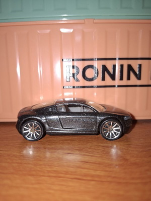 Hot Wheels '07 Audi R8 toy car used, moderate condition