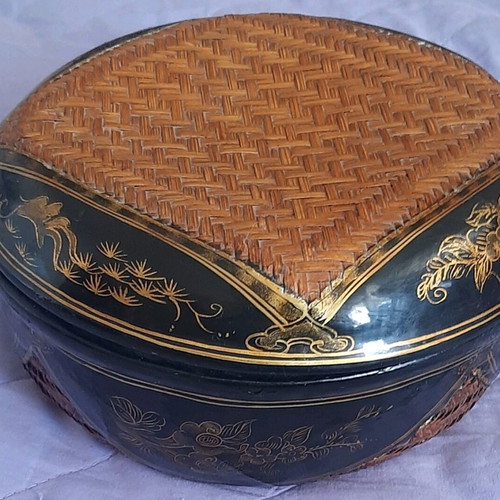 Japanese basket used, made of bamboo and black lacquer, hand-painted