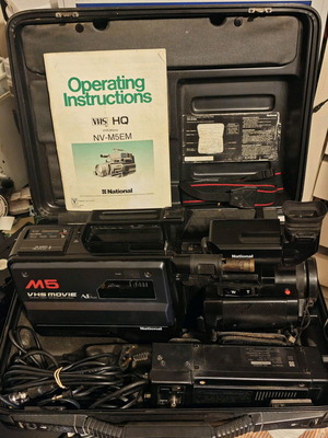National NV-M5EM VHS βιντεοκάμερα σε βαλίτσα μεταφοράς