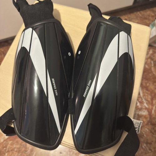 Nike Charge shinguards L/G, unused with original Zip packaging