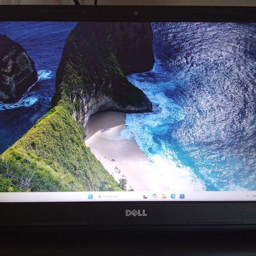 Dell Inspiron 3576 laptop i5 8250U 8GB RAM 750GB HDD AMD Radeon 520
