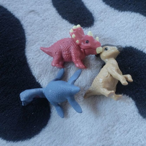 Kinter figures like new, all together