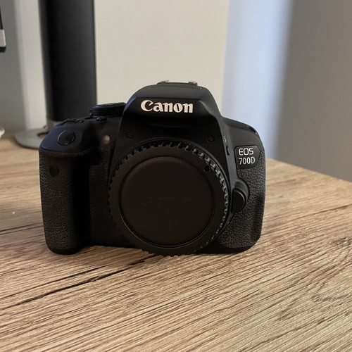 Canon 700D camera like new, approx. 5000 clicks