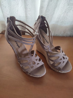 Fullah Sugah women's suede platform sandals size 36, beige