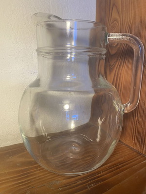 Glass Water Wine Pitcher like new, 1lt capacity, heavy thick glass