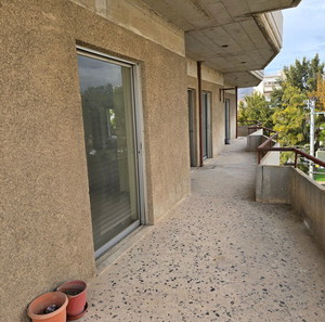 Продава се триетажна сграда 2338 кв.м. на централно място в Перистери.