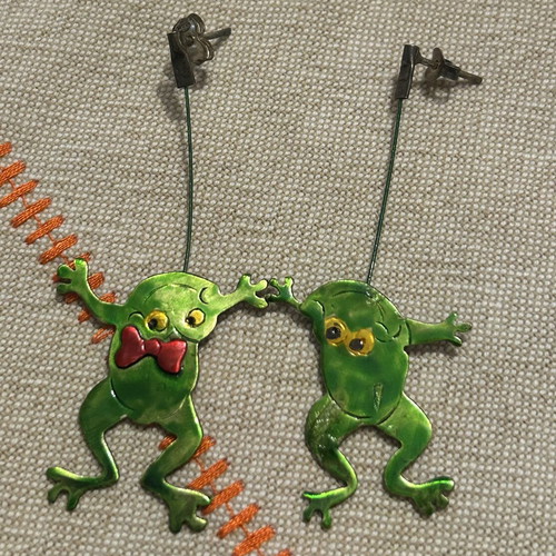 Dangling earrings with frogs like new, green