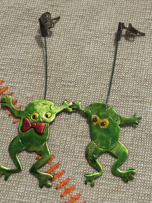 Dangling earrings with frogs like new, green