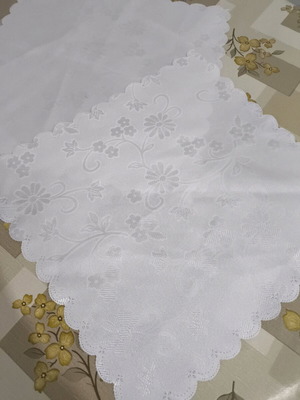White matching doilies set of 2 like new