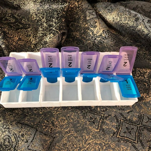 Weekly Pill Organizer like new, 14 compartments, dual-sided