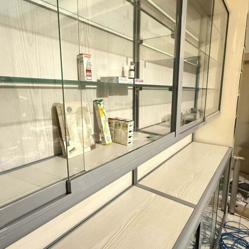 Display cabinet with glass shelves like new, metal frame