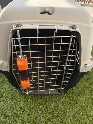 Pet carrier large with metal door used, durable plastic