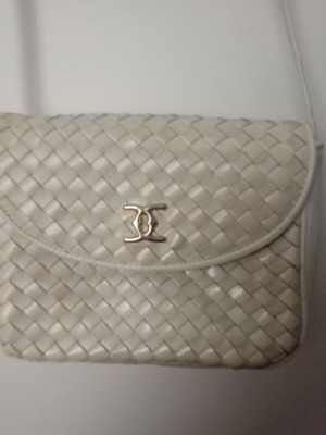 Τσάντα ώμου άσπρη μεταχειρισμένη, δερμάτινη με χρυσή λεπτομέρεια