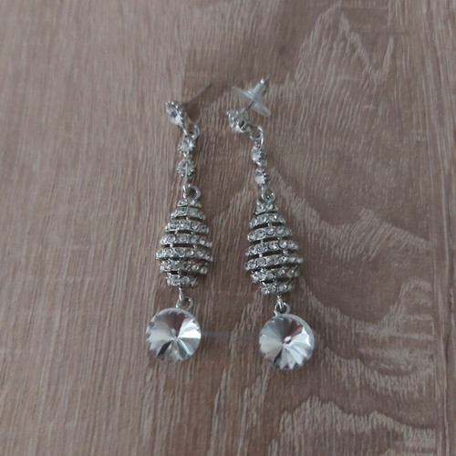 Set of two pairs of earrings like new, white and silver
