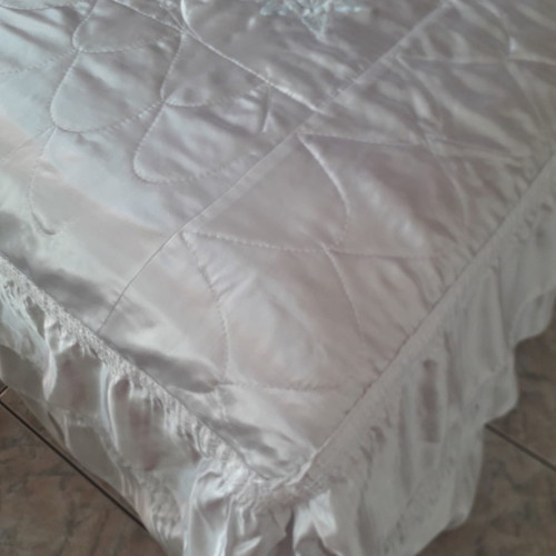 White satin figure quilt like new with matching pillowcases