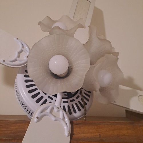 Ceiling fan vintage white with 4 glass flower lights like new