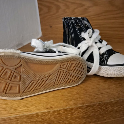 Children's baby athletic shoes like new, size 24