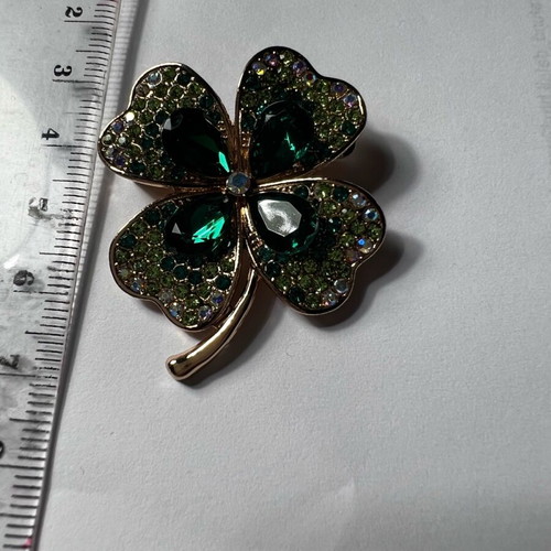 Brooch with green rhinestones new