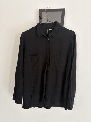 H&M unisex black shirt from Divided series, size XL