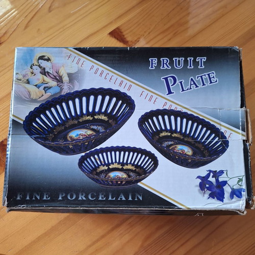 Set of three Japanese-style cobalt and gold fruit bowls