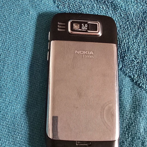 Nokia E72 smartphone like new, silver
