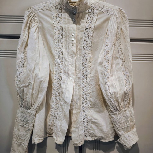 Laura Ashley vintage blouse 1970, cotton with lace, mother of pearl buttons