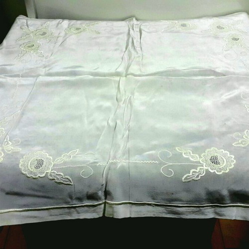 Ergocheira vintage handmade tablecloth like new