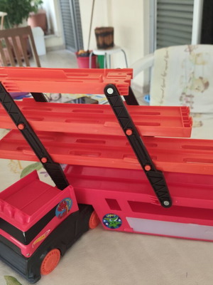 Hot Wheels Truck Garage six-level playset like new