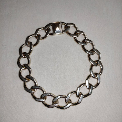 Chunky gold chain necklace used with magnetic clasp