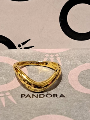 Pandora Essence ring size 8/56 new, gold plated with white zirconia