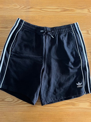 Adidas μαύρο χοντρό σορτς L σαν καινούργιο