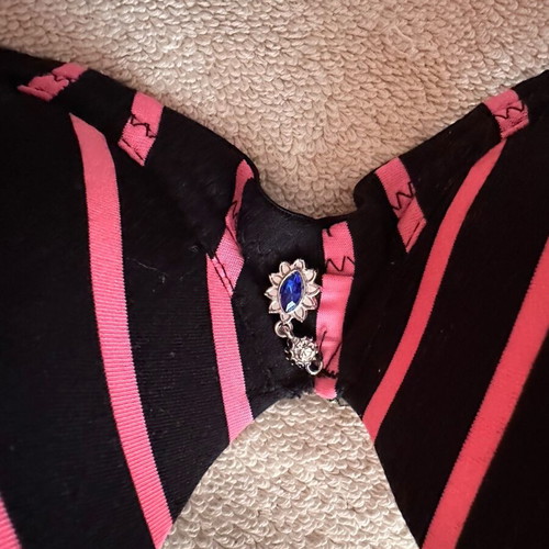 Bra size 85C like new, black and pink