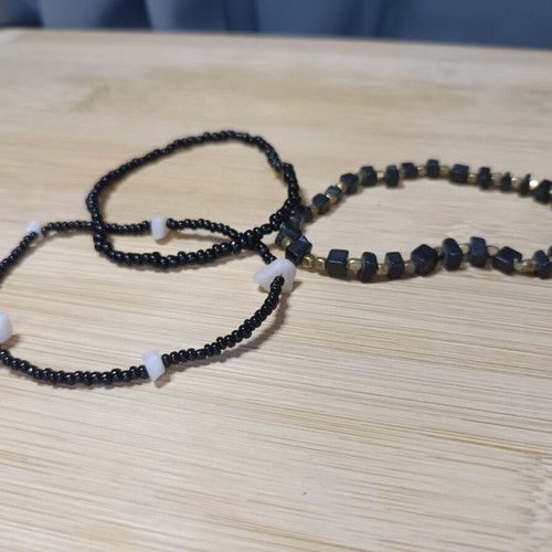 Set of elastic bracelets with assorted beads in black, white and gold