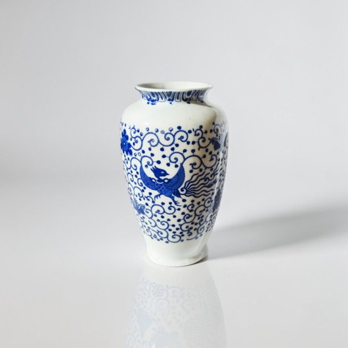 Porcelain vase blue and white Chinese style like new with phoenix design
