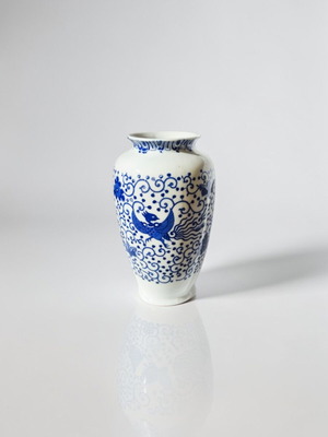 Porcelain vase blue and white Chinese style like new with phoenix design