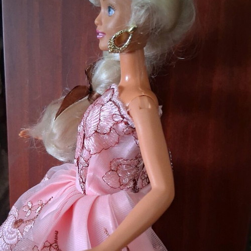 Barbie doll used in very good condition