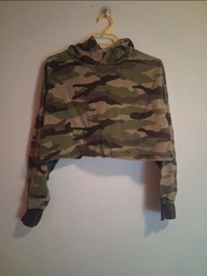 H&M Cropped Camouflage Hoodie like new, XS