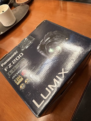 Panasonic FZ200 Super Zoom Camera like new with Leica Aspherical Lens