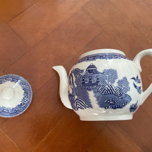 Blue Willow teapot from England like new