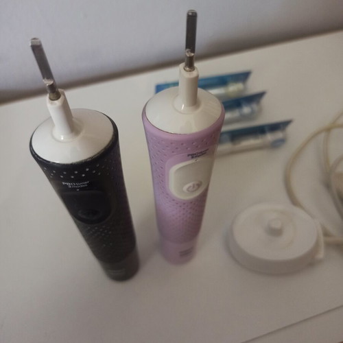 Oral B electric toothbrushes like new with three functions and three new heads
