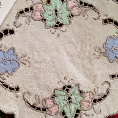 Table linens used, pack of 6 small vintage doilies