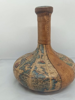 Бутилка ваза от Италия използвана, хартия и кожа