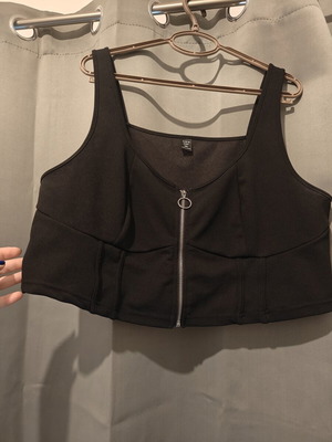 Crop top plus size black, like new, stretchy crepe fabric