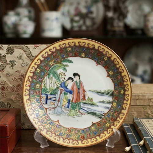 Decorative Chinese porcelain plate Famille Rose style like new