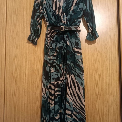 IFOS women's dress with 3/4 sleeve, pleated skirt and belt like new, black and green