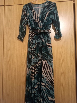 IFOS women's dress with 3/4 sleeve, pleated skirt and belt like new, black and green